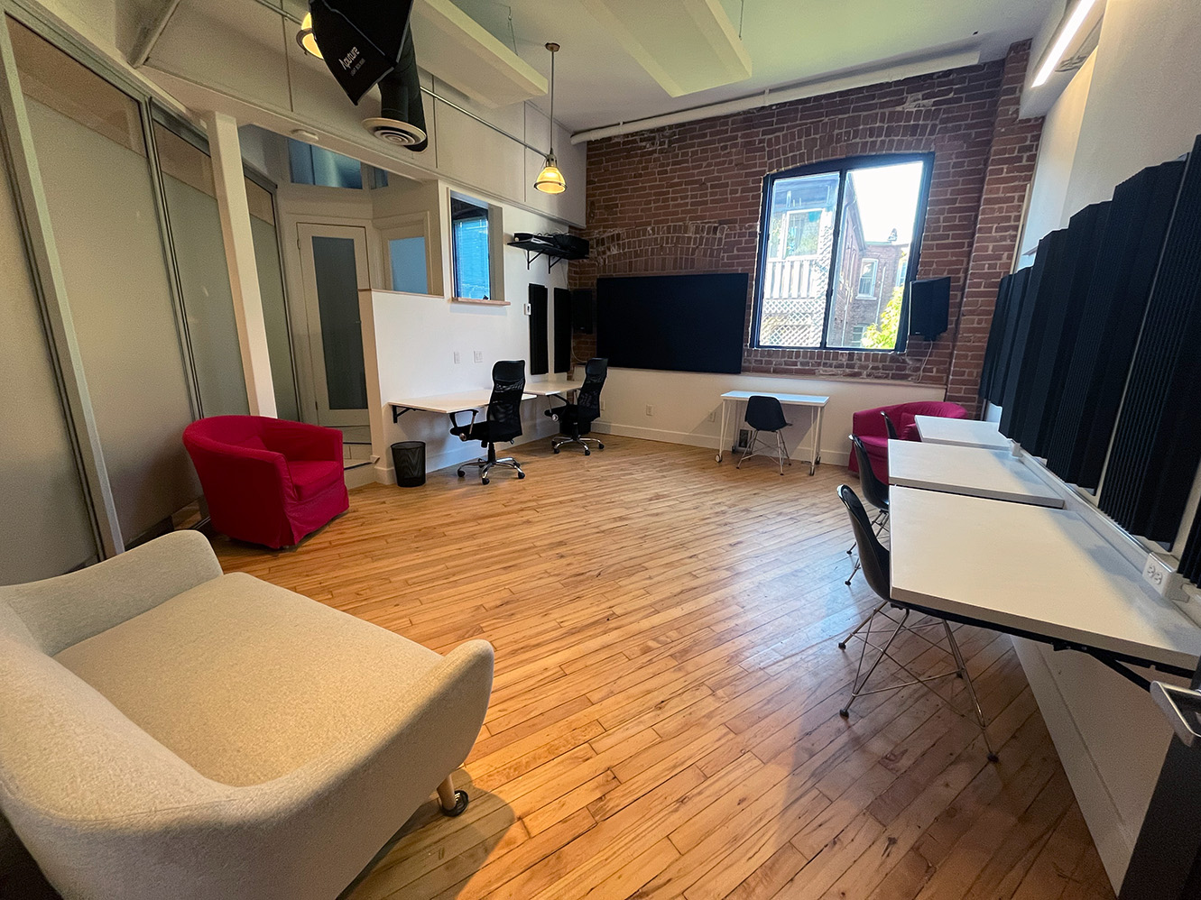 North room from hallway door@0.33x