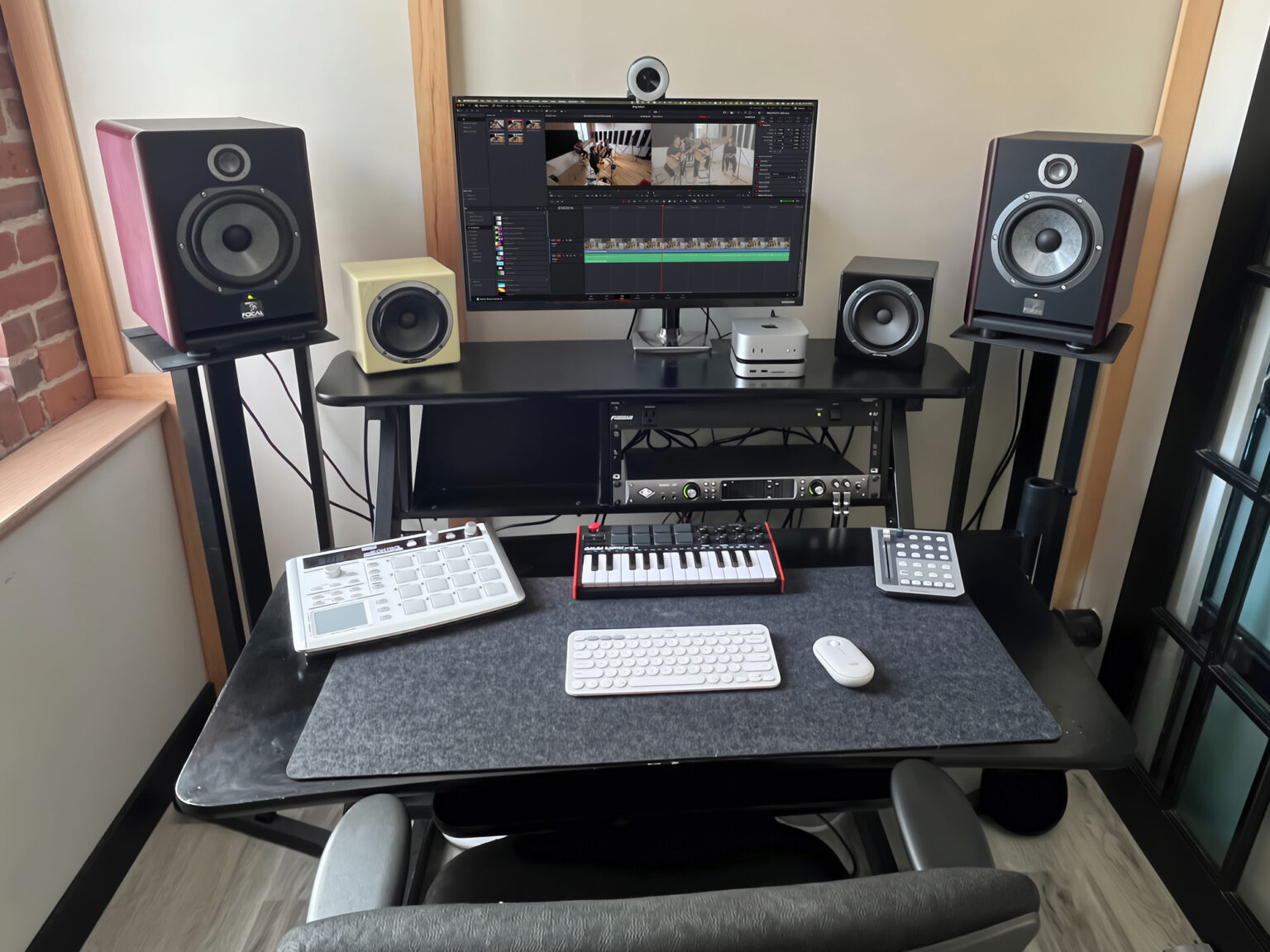 Studio B 04
